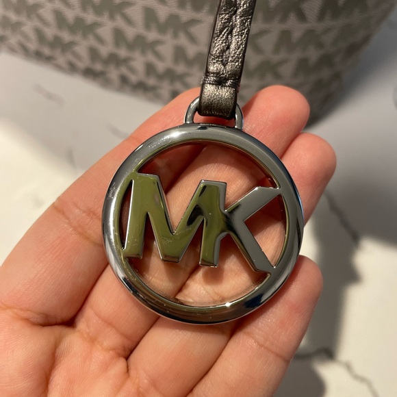 Michael Kors / Grey Bag - Picture 2 of 5